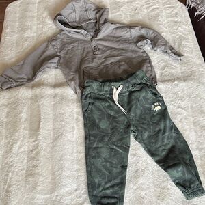 Old Navy Gray Hoodie and Green Camo Joggers Set 2pc set Size 2T